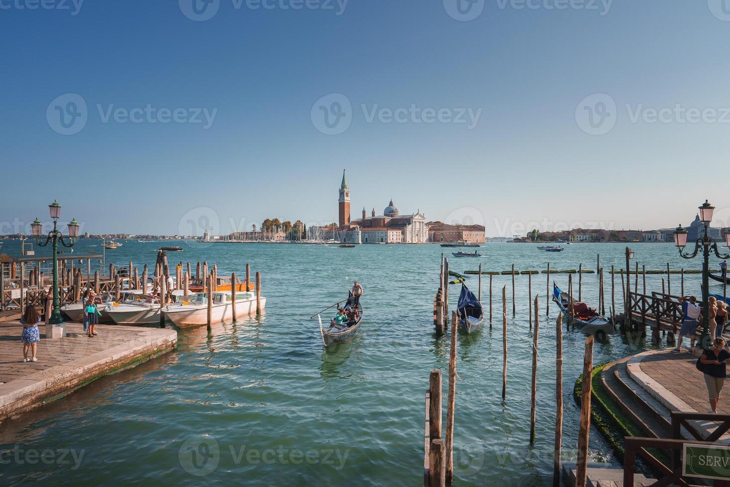 tranquilo Veneza sereno gôndolas refletindo em calma águas dentro verão foto