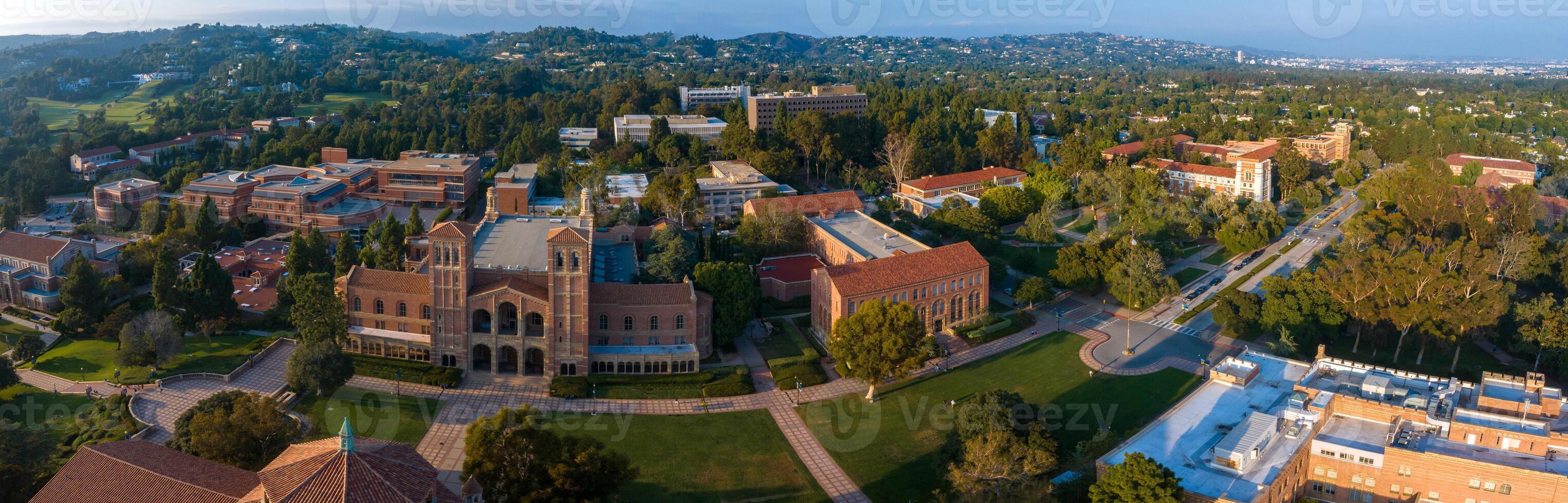 aéreo Visão do ucla campus com icônico Royce corredor no meio exuberante vegetação dentro ensolarado los angeles foto