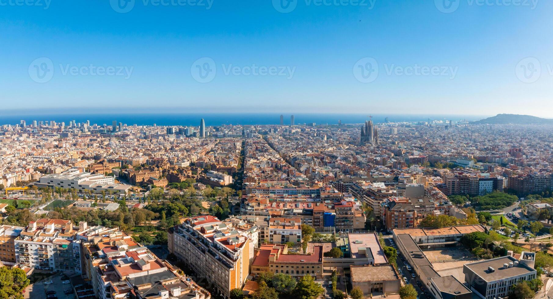 aéreo Visão do Barcelona cidade Horizonte às pôr do sol. foto