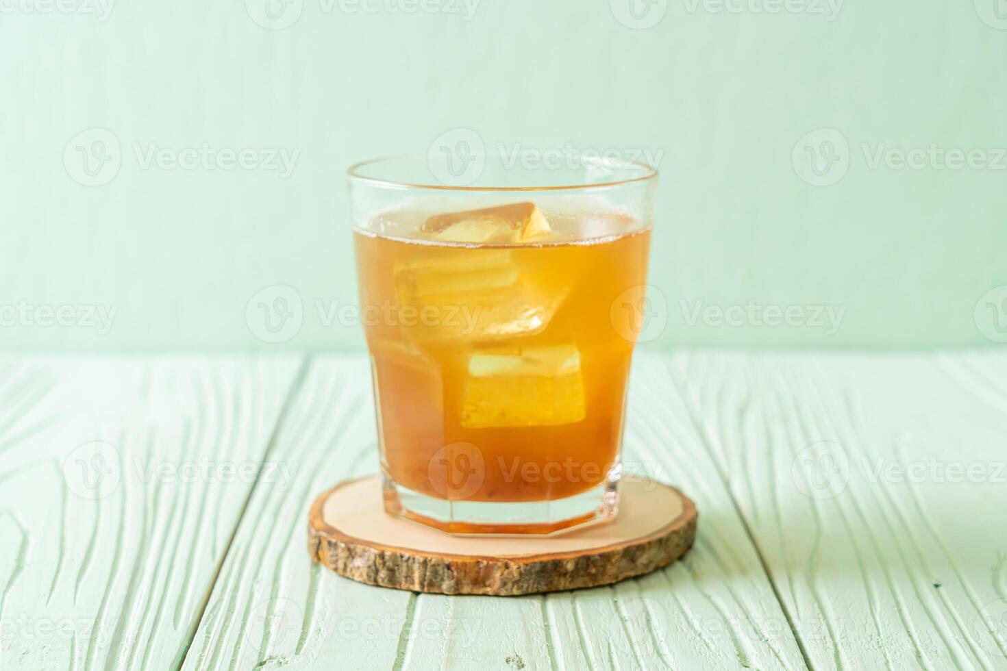 deliciosa bebida doce suco de tamarindo e cubo de gelo foto