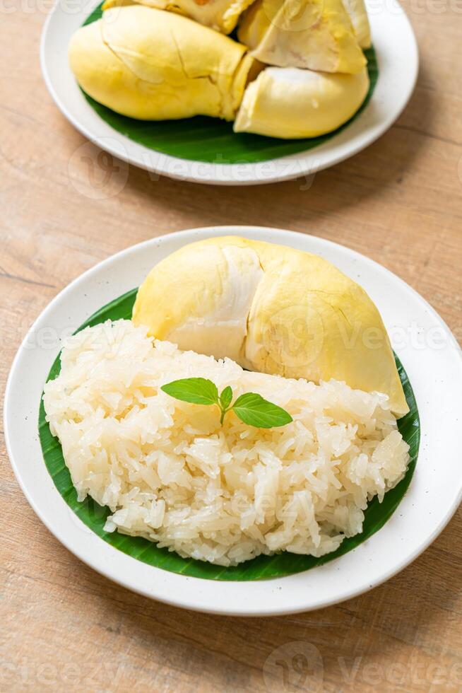 arroz pegajoso durian no prato foto