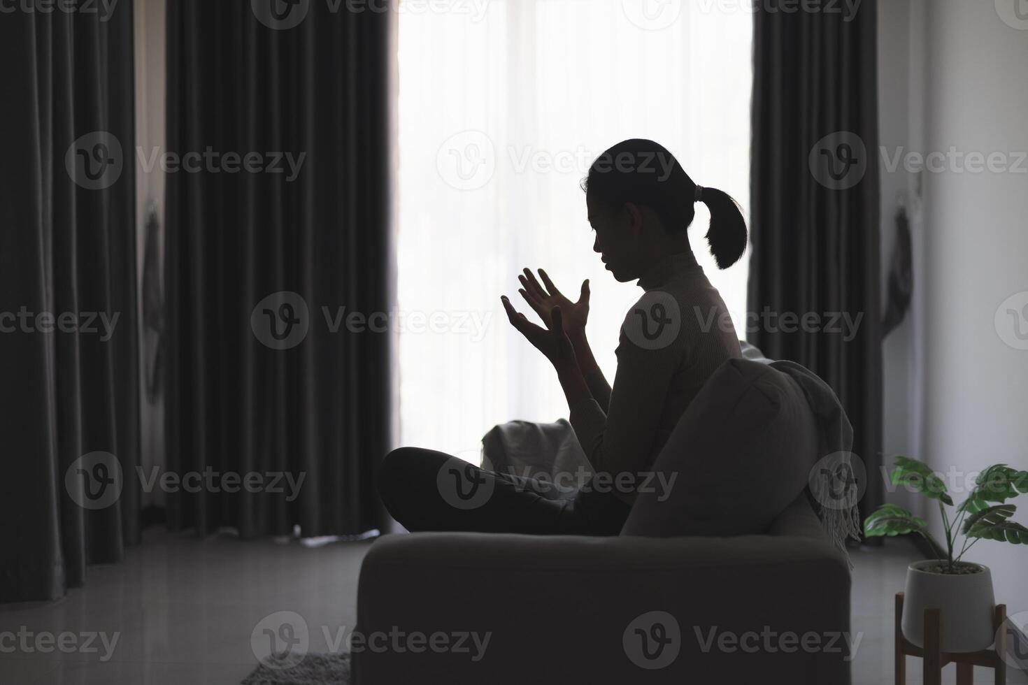 silhueta do uma pessoa Rezar para Deus e piedosos coisas, religioso conceito, fé e crença, religioso. foto