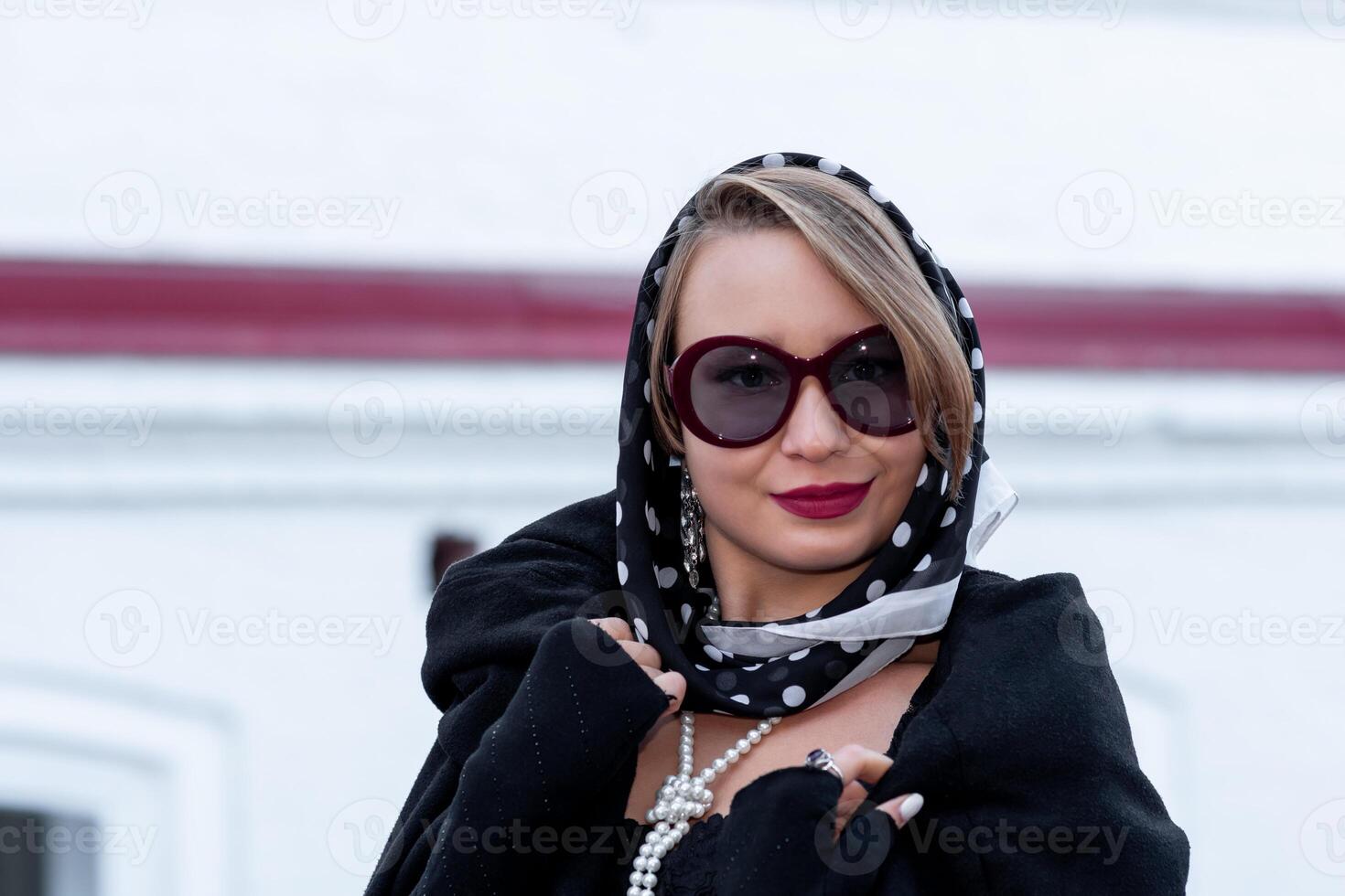 retrato do lindo mulher dentro lenço de cabeça dentro retro estilo ao ar livre foto