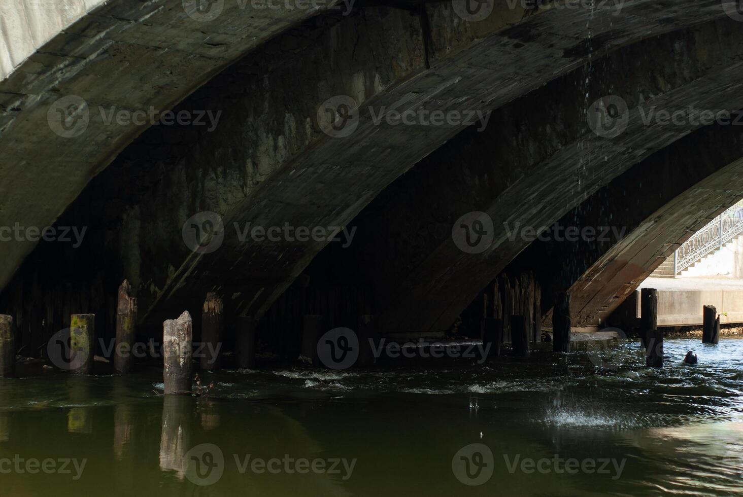 a corrente fluxos debaixo a velho ponte foto