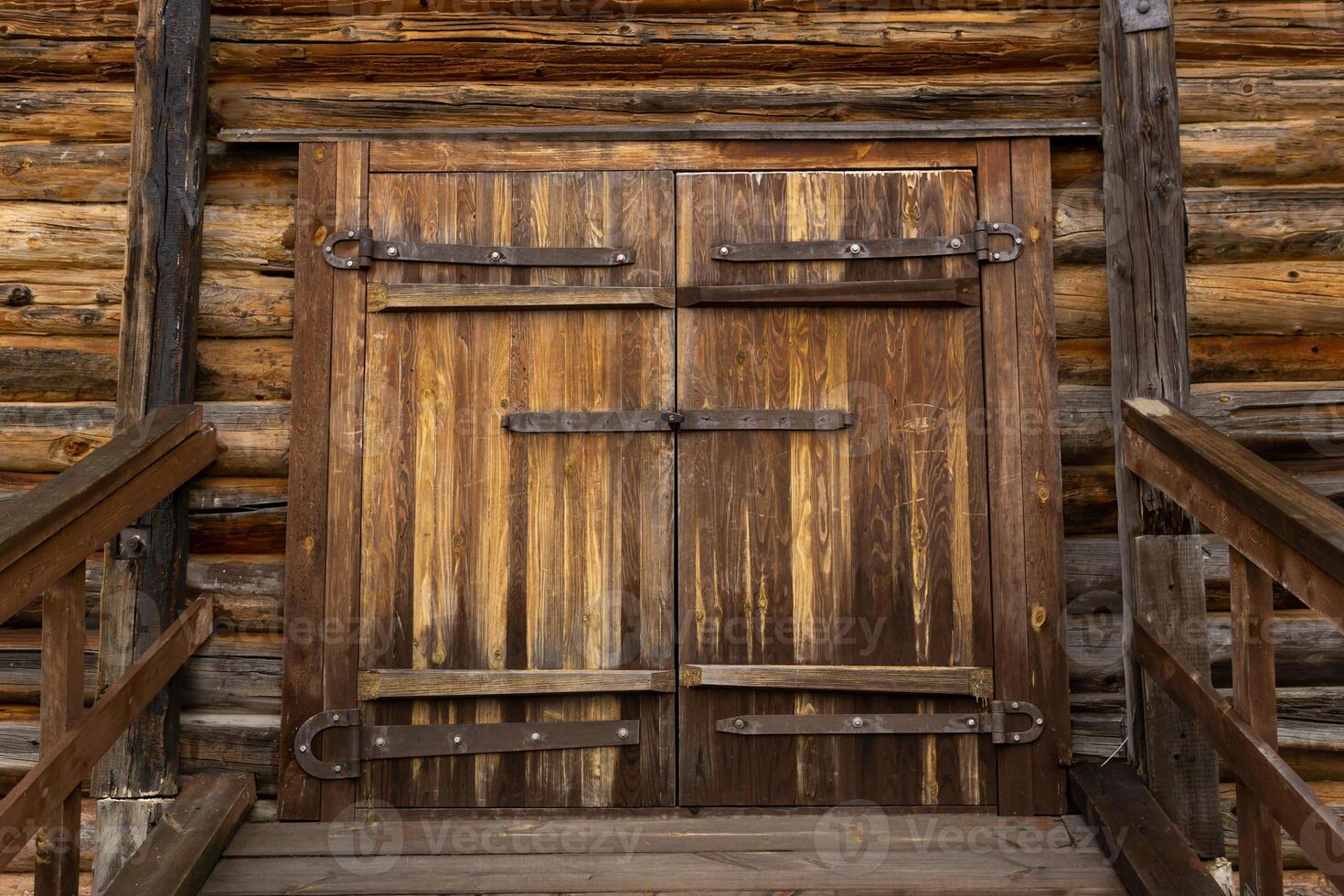 portão dentro uma tradicional todo em madeira celeiro foto