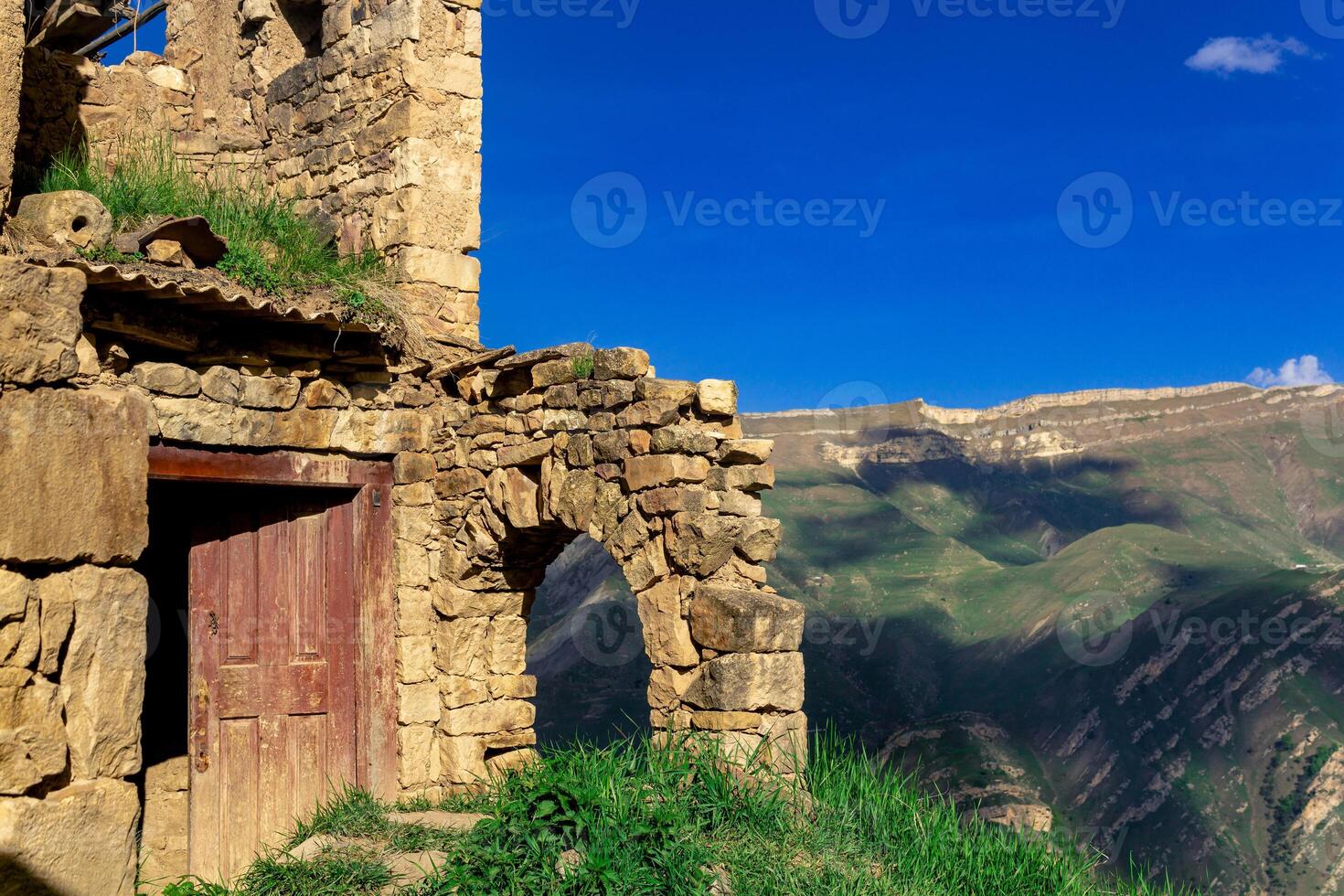 ruínas do casas dentro a abandonado Vila do Gamsutl negligenciar a montanhas foto