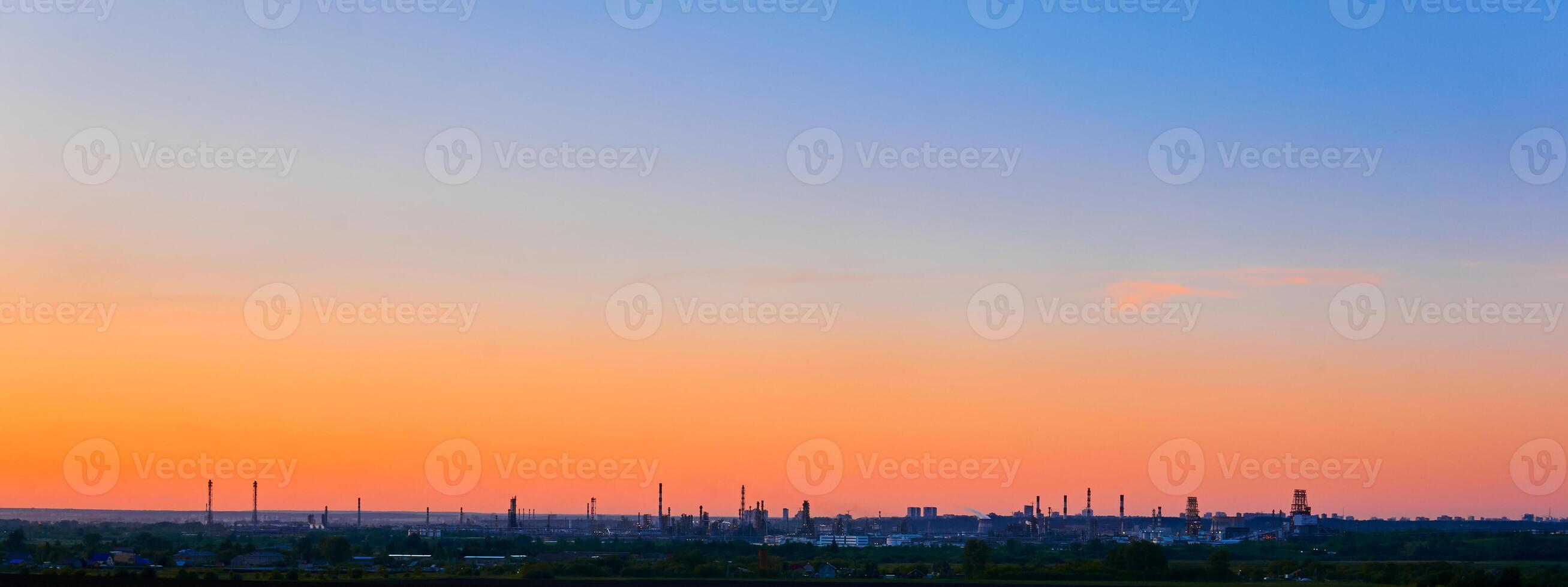 industrial silhueta panorama debaixo a pôr do sol céu foto