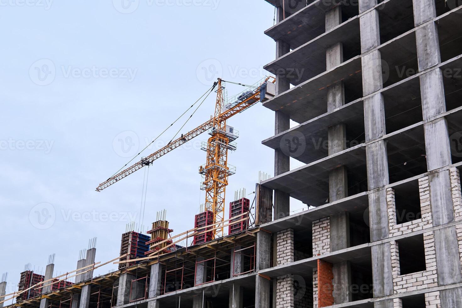 construção debaixo construção e guindaste contra a céu foto