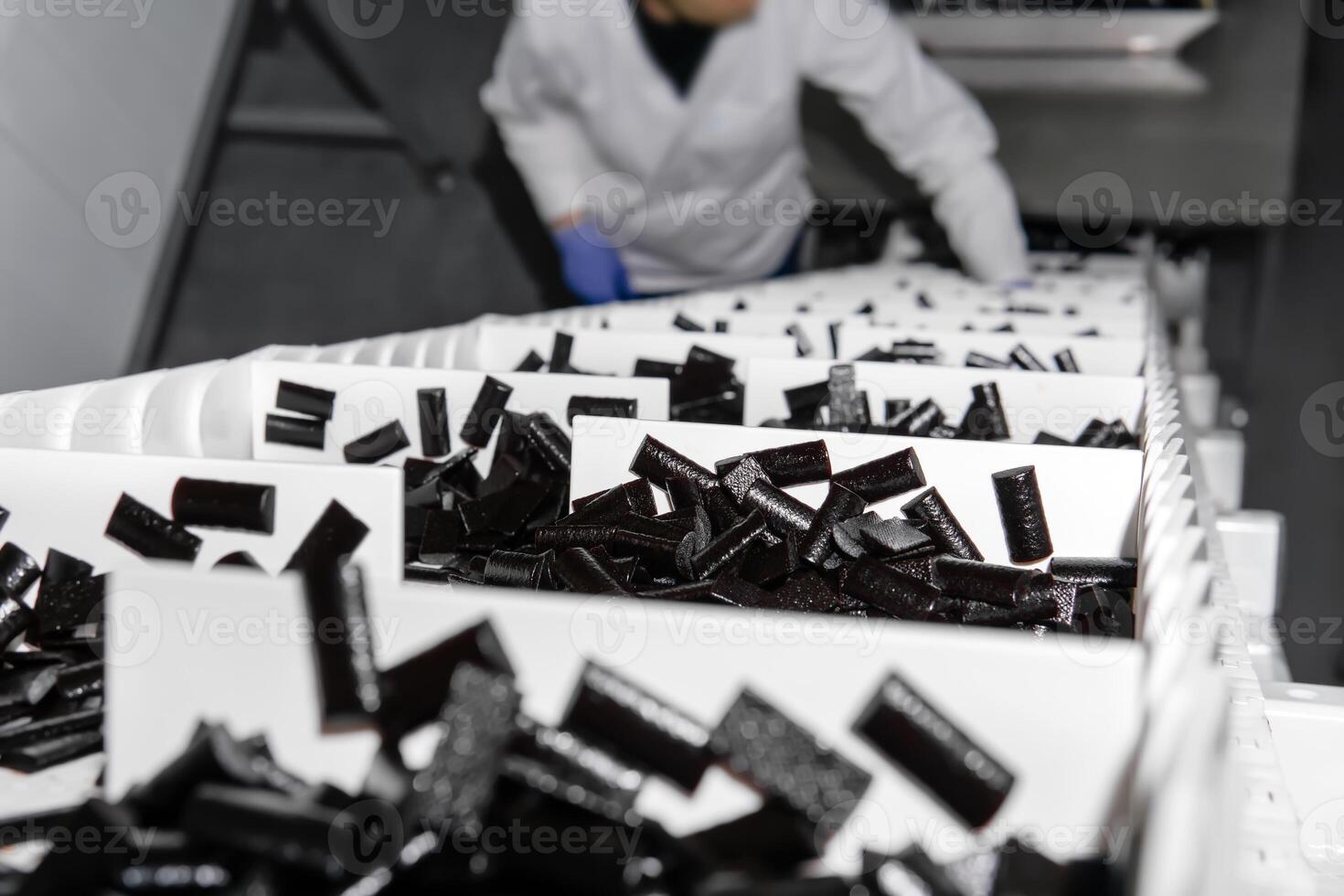 fatiado fruta pastilhas escalar a transportador cinto para uma embalagem máquina dentro uma confeitaria fábrica foto