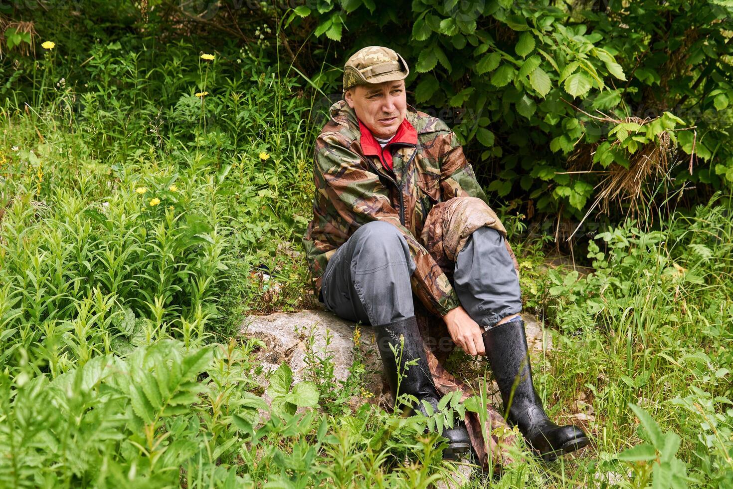 homem viajante vestido dentro militares estilo, mudando chuteiras usando uma palmilhas foto