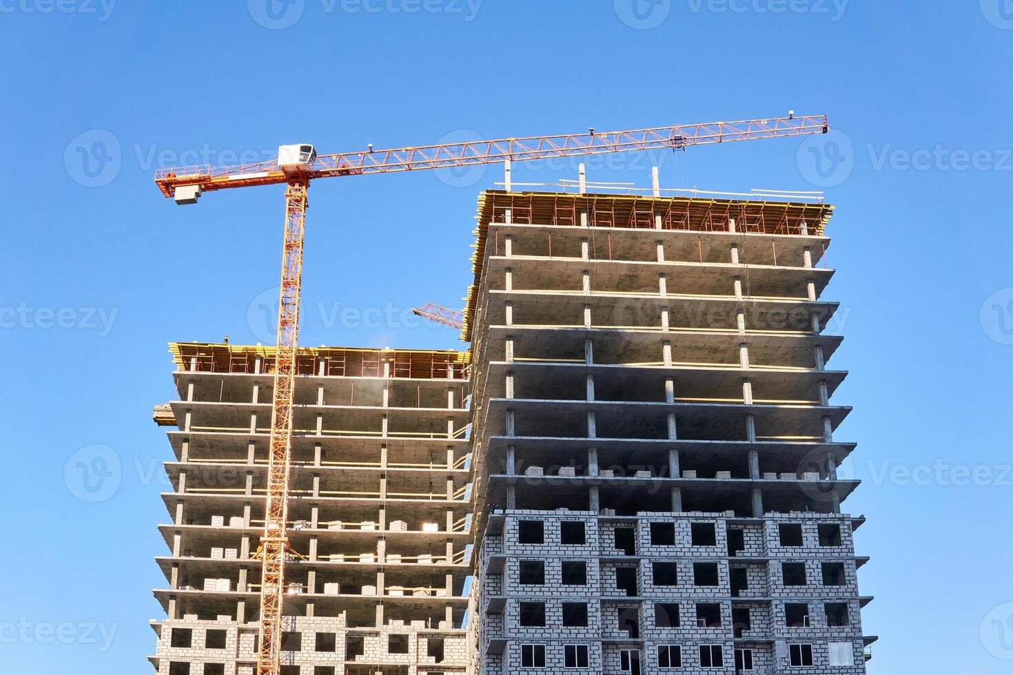 multistory construção debaixo construção, Visão contra a céu foto