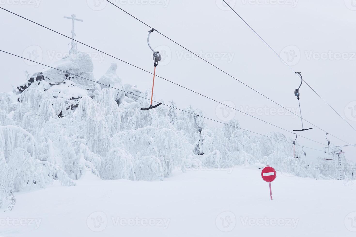 proibitivo estrada placa não entrada contra a fundo do a esvaziar esqui superfície elevadores em uma Nevado esqui declive foto