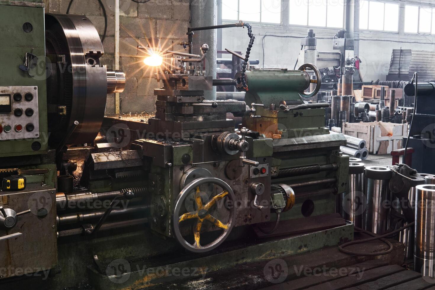 fragmento do a fábrica corredor com uma torno dentro a primeiro plano foto