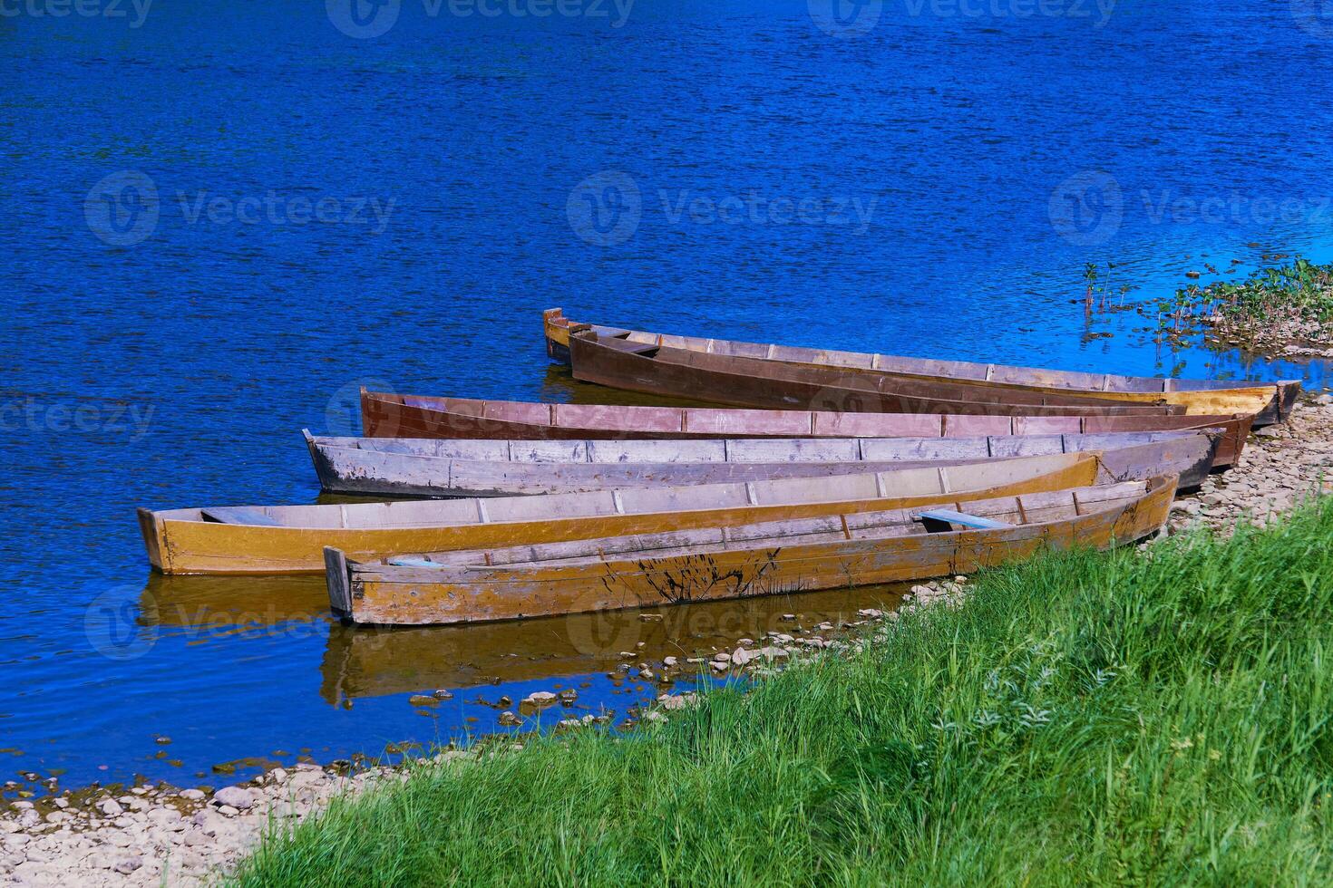 tradicional de madeira fundo chato barcos em a rio banco, rural panorama foto