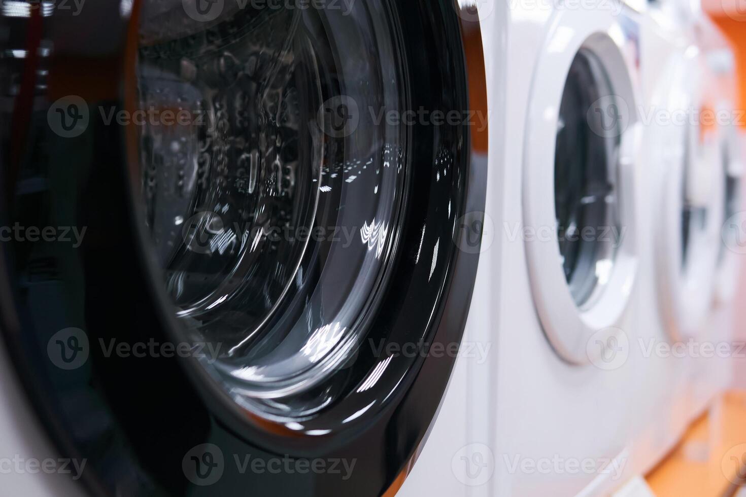alcance do lavando máquinas vendido dentro uma hardware loja foto