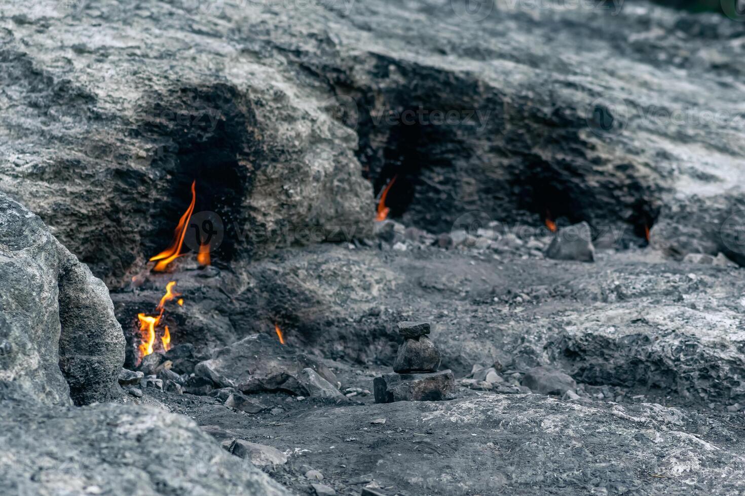 constantemente queimando incêndios às a Lugar, colocar do uma natural gás emissão em montar quimera Yanartas, Peru foto