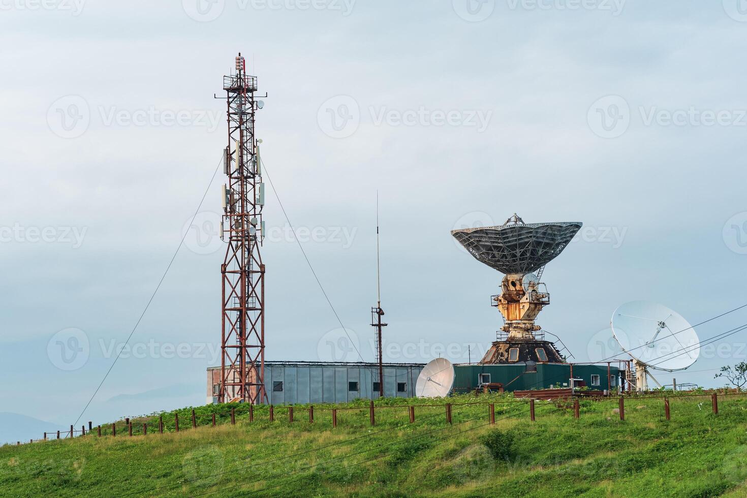 televisão estação do a espaço comunicação sistema dentro Yuzhno-Kurilsk foto