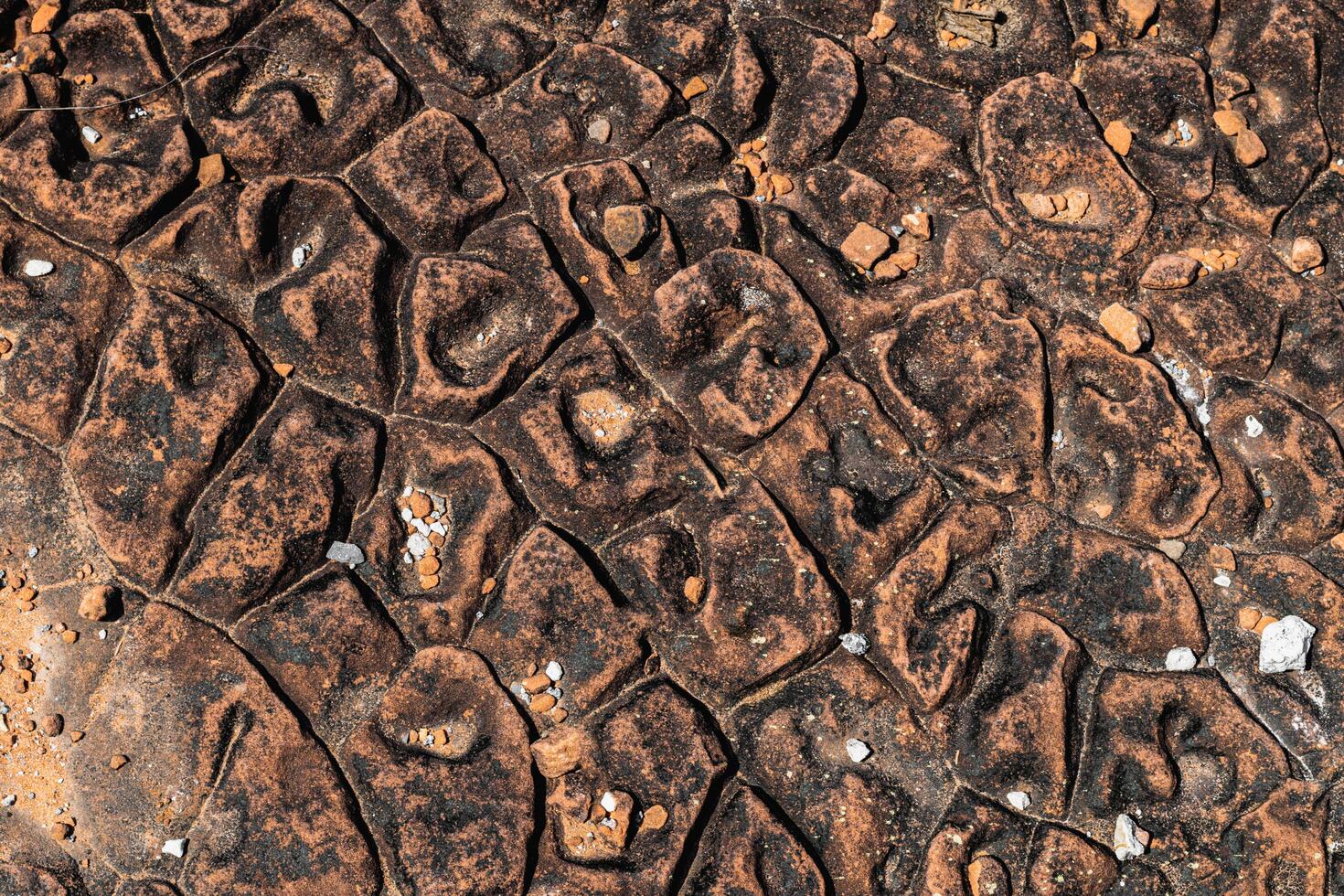 Castanho Rocha textura dentro topo Visão serve Como uma único e cativante. natureza a partir de topo do colina. foto