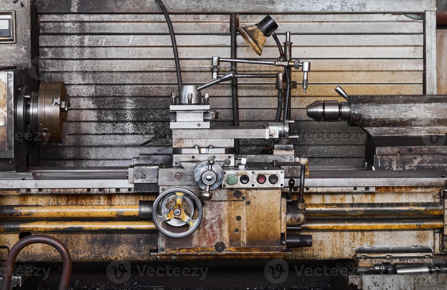 torneiro posto de trabalho com uma torno dentro a primeiro plano foto