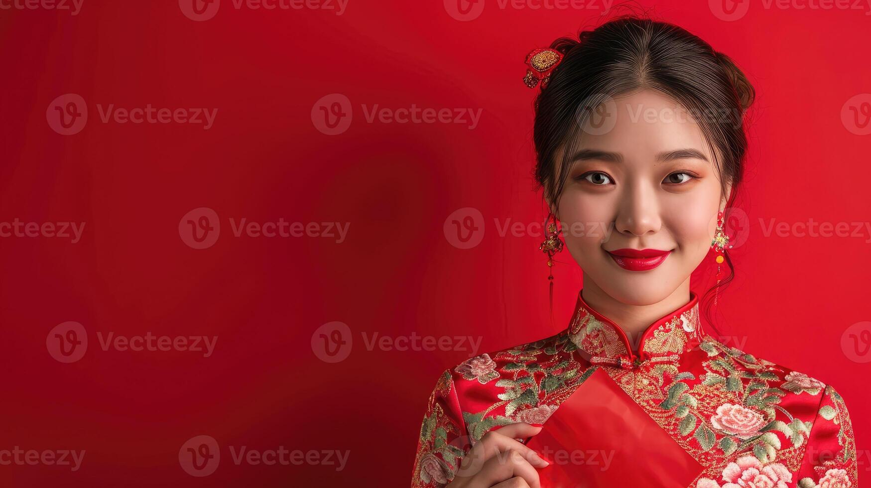 ai gerado feliz chinês Novo ano. ásia mulher vestindo tradicional cheongsam qipao vestir segurando Angpao ou vermelho pacote monetário presente isolado em vermelho fundo. foto