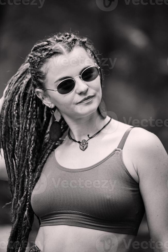 lindo menina com dreadlocks, vestido hippie estilo, poses ao ar livre. foto