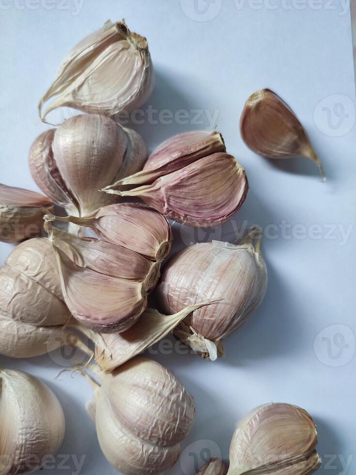 branco cebola lâmpadas isolado em branco fundo foto