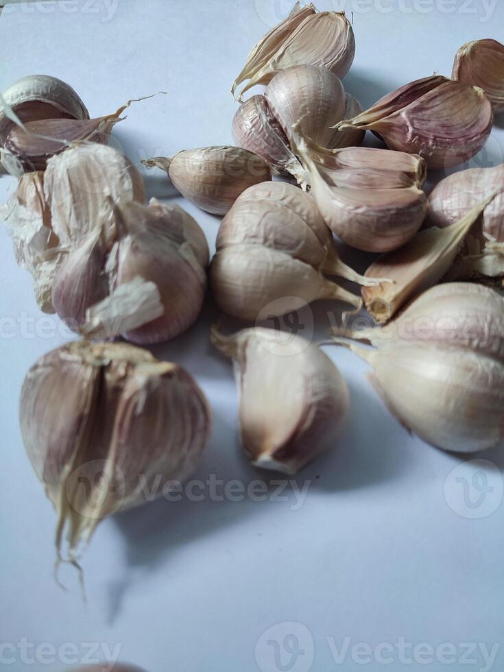 branco cebola lâmpadas isolado em branco fundo foto