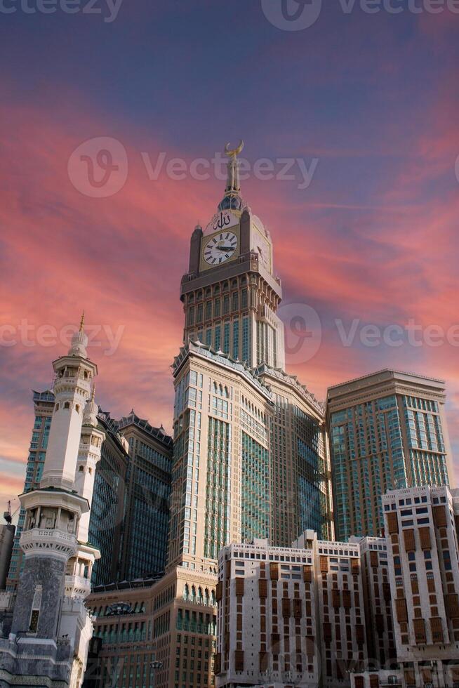 real relógio torre Makkah dentro Meca, saudita arábia. surpreendente céu. foto