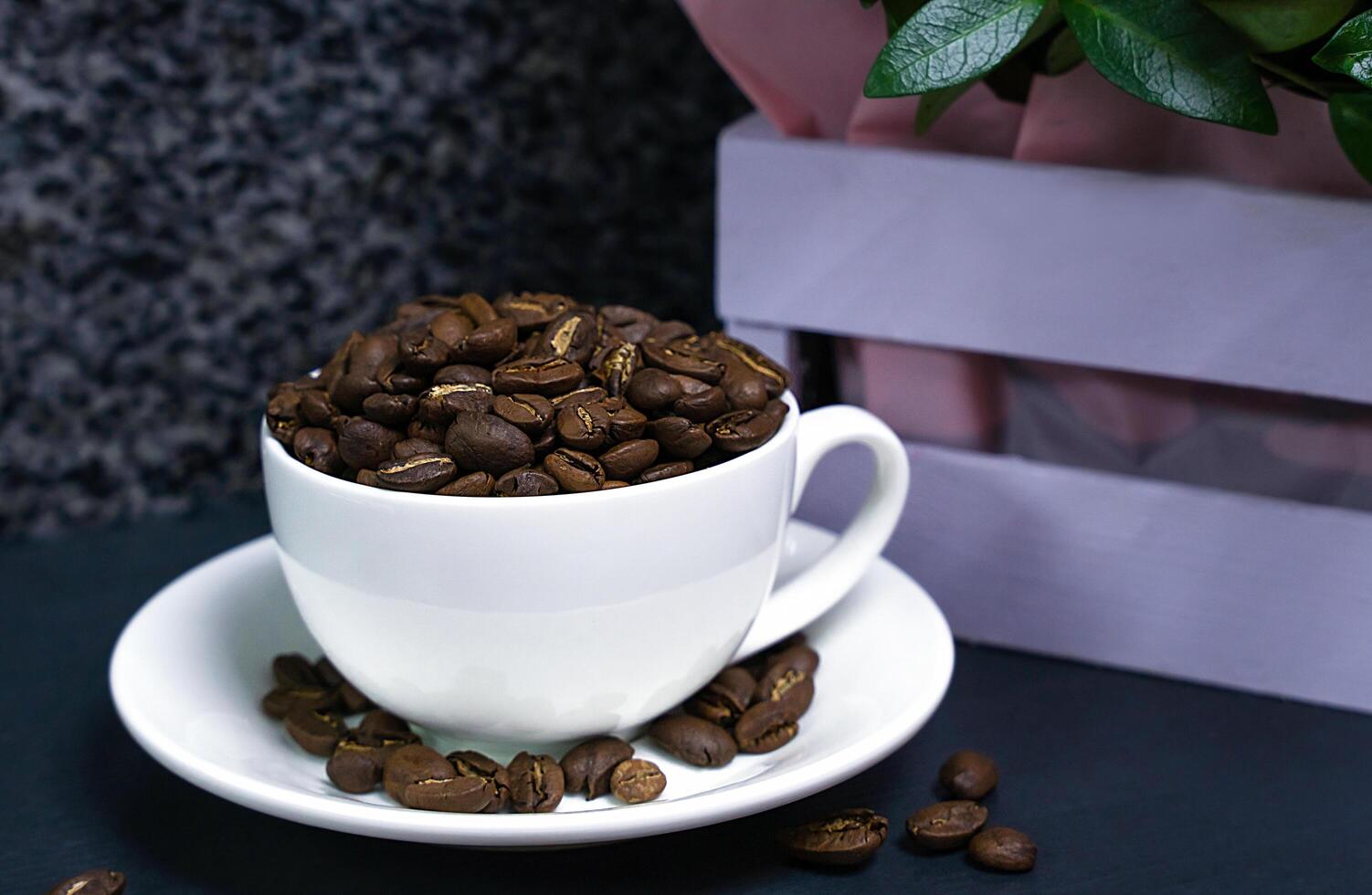 aromático café feijões dentro uma copo em a mesa. fechar-se. cópia de espaço. seletivo foco. foto