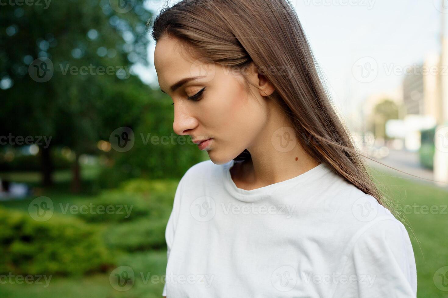 bonita menina dentro uma branco camiseta foto