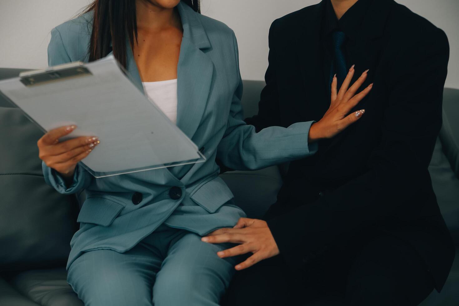 sexual assédio dentro ambiente de trabalho. infeliz fêmea empregado olhando às mão do patrão toque às dela ombro e sentindo-me com nojo. foto