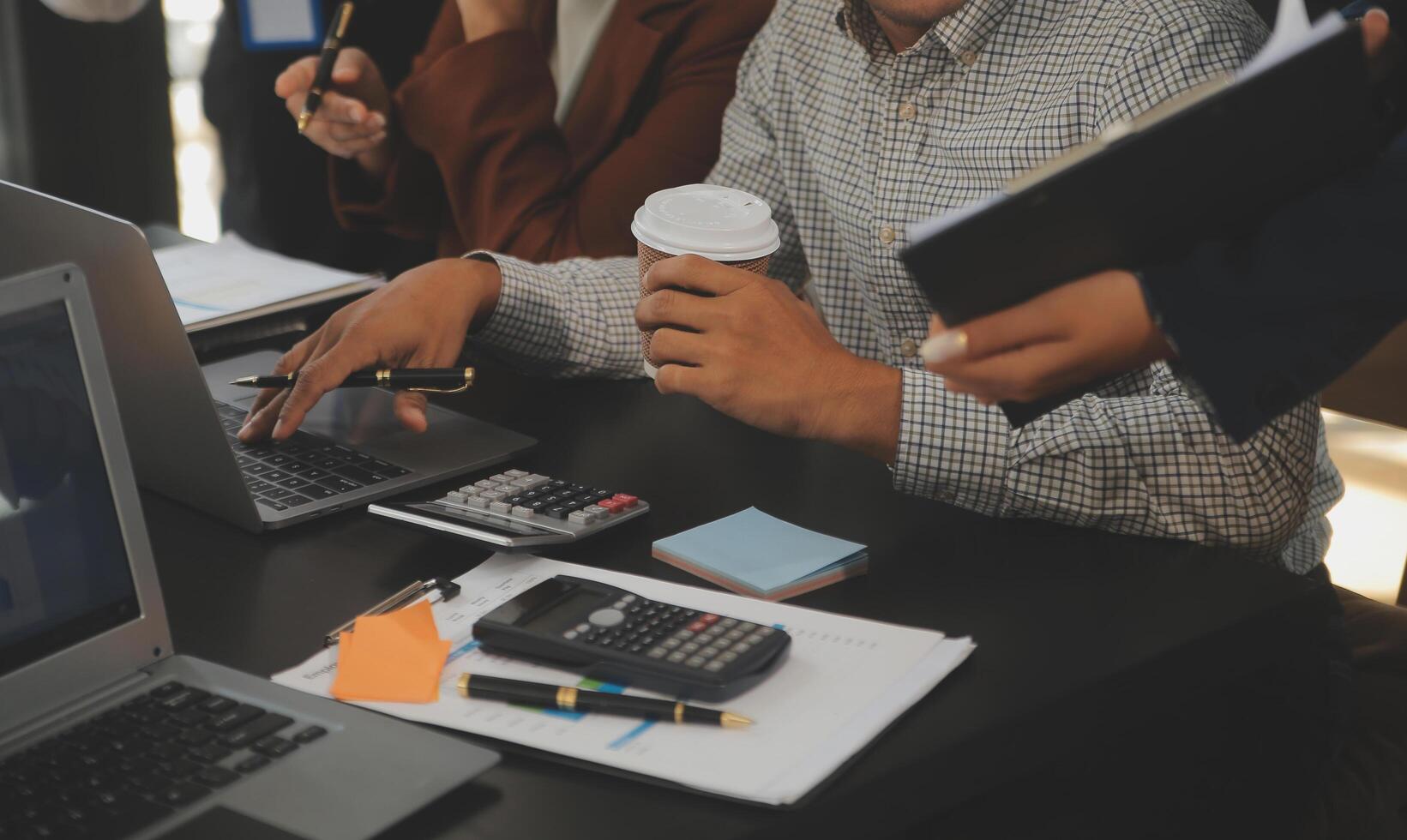 o negócio equipe encontro trabalhando com Novo comece projeto, discussão e análise dados a gráficos e gráficos. digital tábua, calculadora, computador portátil computador usando, o negócio finança e contabilidade conceito. foto