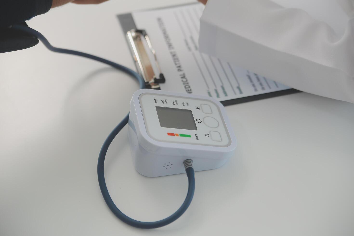 masculino médico usa uma sangue pressão monitor para Verifica a corpo pressão e pulso do a pacientes quem venha para a hospital para exames, médico tratamento e saúde Cuidado conceito. foto