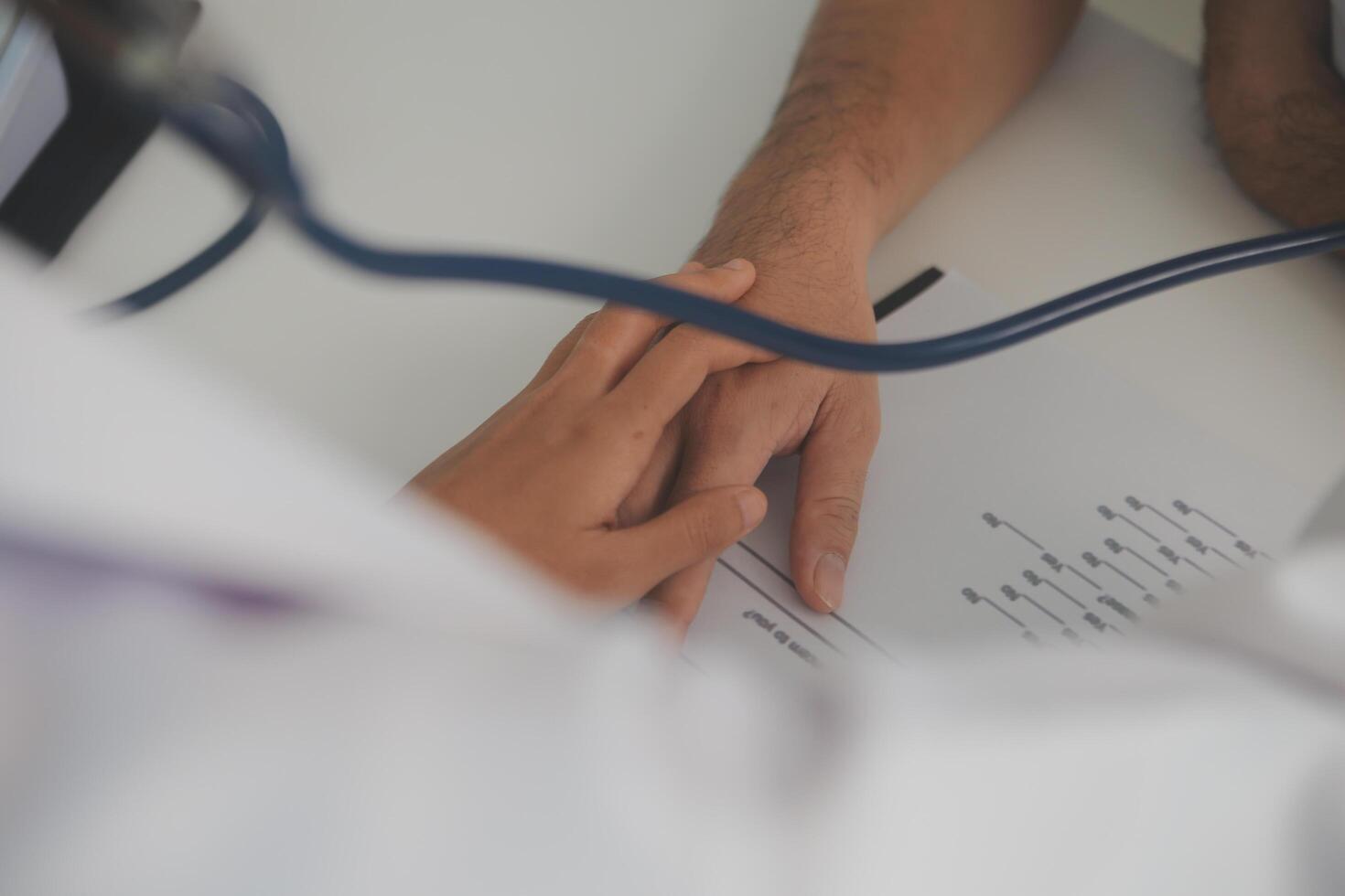 jovem médico é usando uma estetoscópio ouço para a batimento cardiaco do a paciente. tiro do uma fêmea médico dando uma masculino paciente uma Verifica acima foto