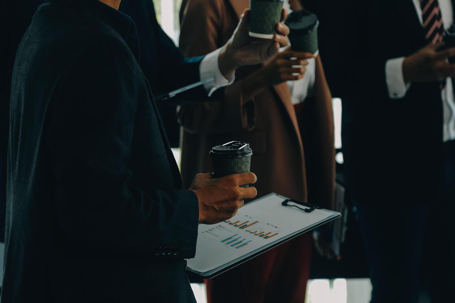 o negócio equipe encontro trabalhando com Novo comece projeto, discussão e análise dados a gráficos e gráficos. digital tábua, calculadora, computador portátil computador usando, o negócio finança e contabilidade conceito. foto