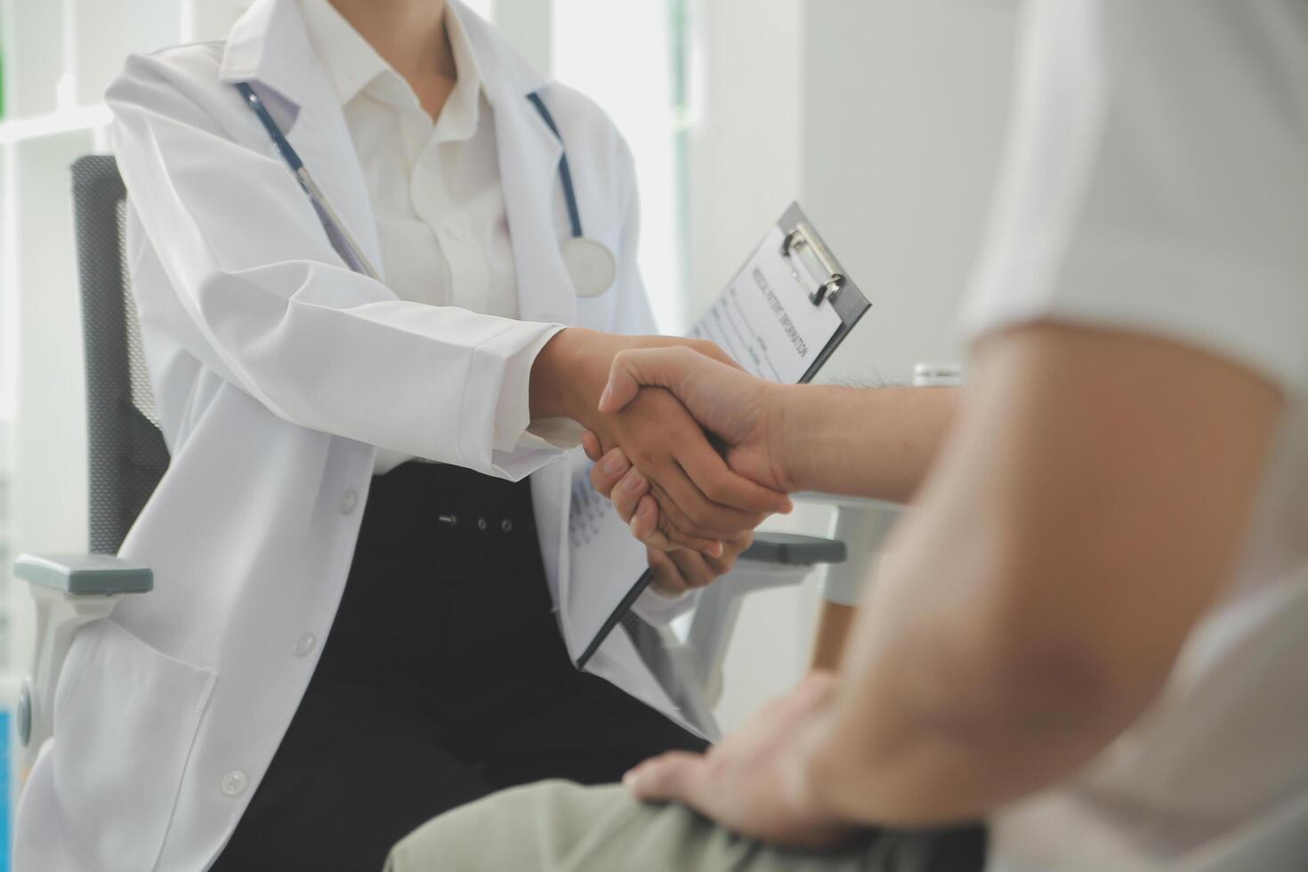 mãos do desconhecido médico-mulher tranquilizador dela fêmea paciente, fechar-se. remédio conceito foto