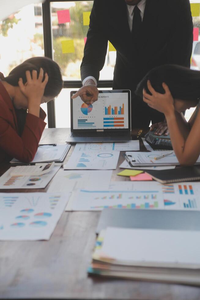 frustrado chateado multirracial o negócio equipe pessoas triste com mau trabalhos resultado dentro relatório desapontado dentro corporativo falência fracasso crise preocupado do papelada problema sentar às mesa às escritório encontro foto