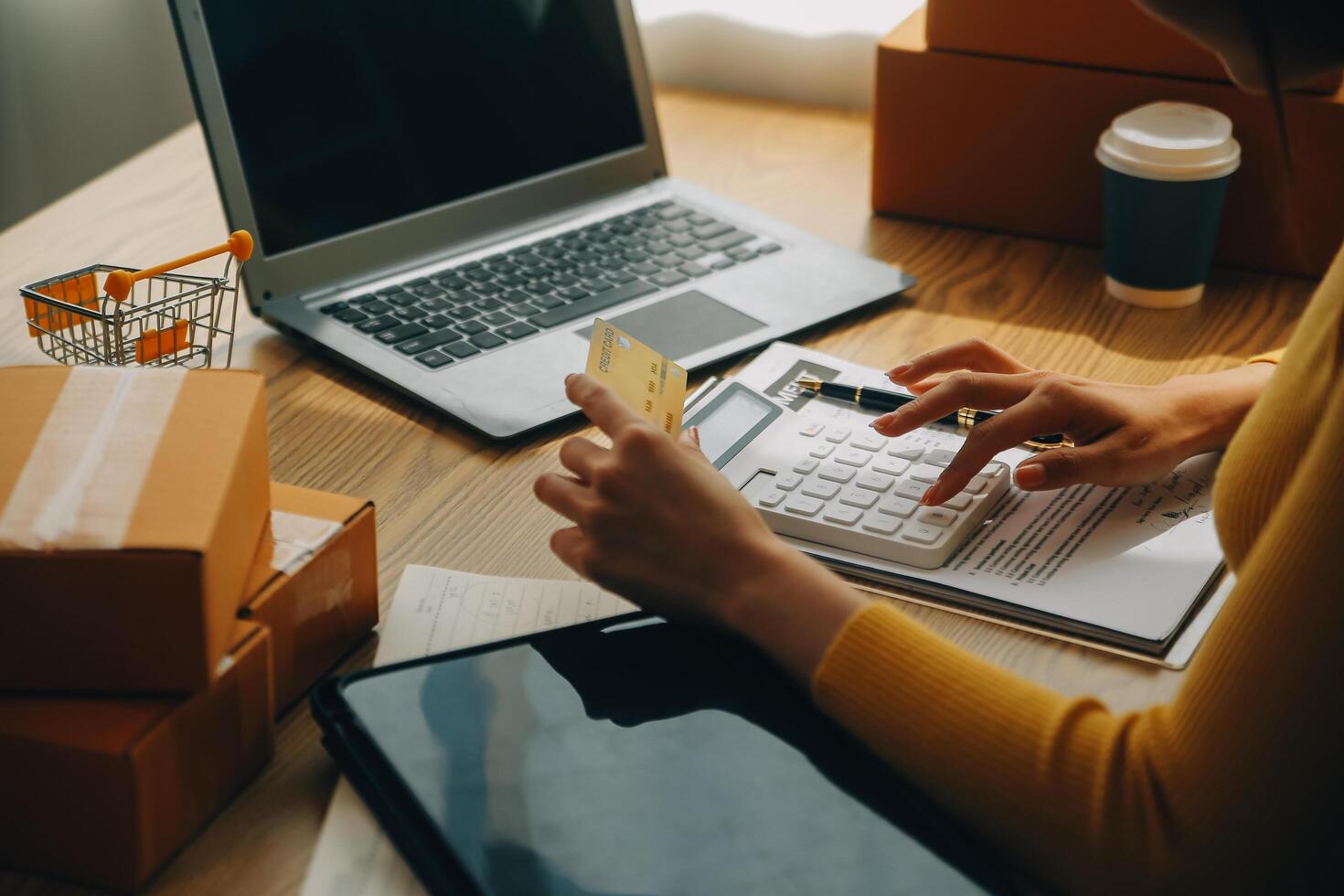 jovem mulher segurando uma Smartphone, tábua mostrando Forma de pagamento sucesso e crédito cartão com amarelo parcela caixa Como conectados compras conceito dentro escritório foto