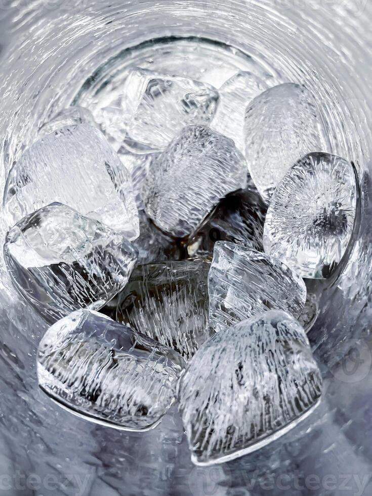 cubos de gelo fundo, cubos de gelo textura, cubos de gelo papel de parede, gelo ajuda para sentir atualizado e legal água a partir de a cubos de gelo ajuda a água refrescar seu vida e sentir bom.gelo bebidas para refresco o negócio foto