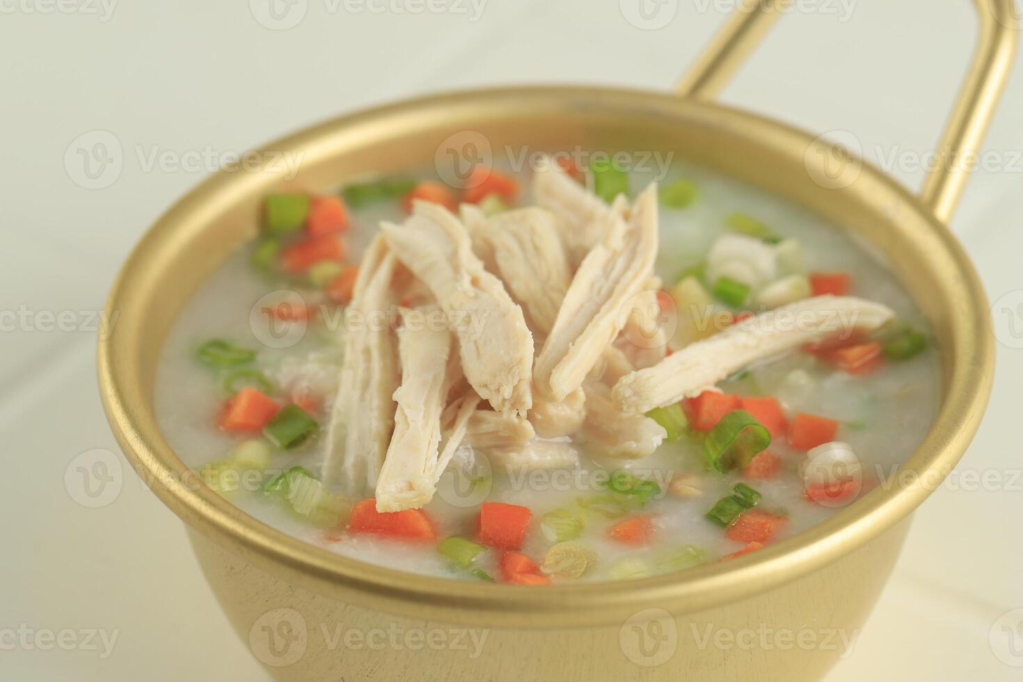 dakjuk. coreano frango arroz mingau com Primavera cebolas e picado cenouras foto