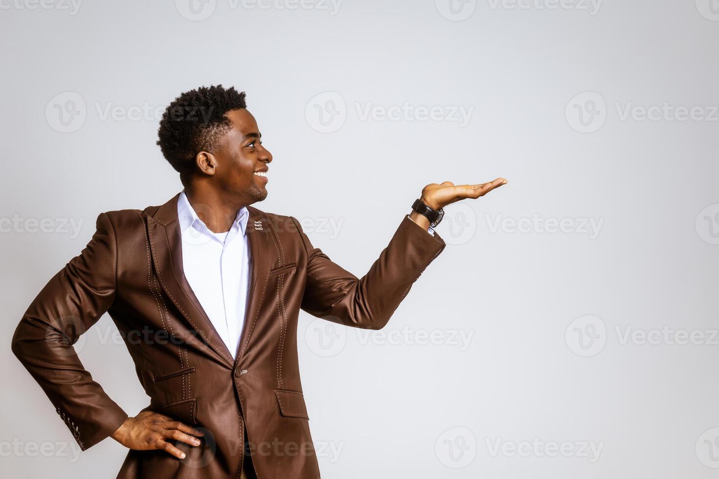 retrato do feliz homem de negocios quem é sorridente e segurando mão às em branco espaço em imagem. cópia de espaço para seu texto ou advertir. foto