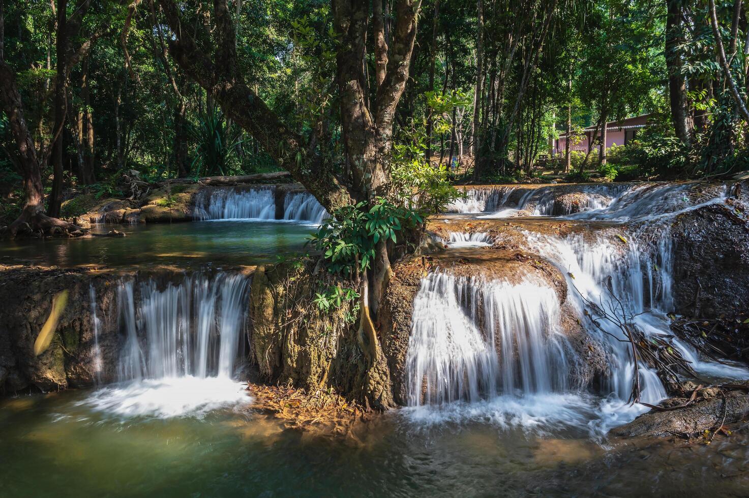 lindo kroeng krawia cascata às kanchanaburi cidade tailândia.khao Laem nacional parque foto
