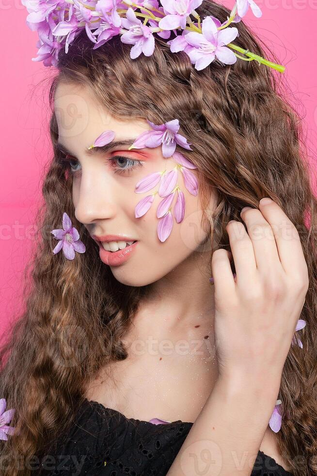 lindo menina com flores dentro dentro cabelo foto