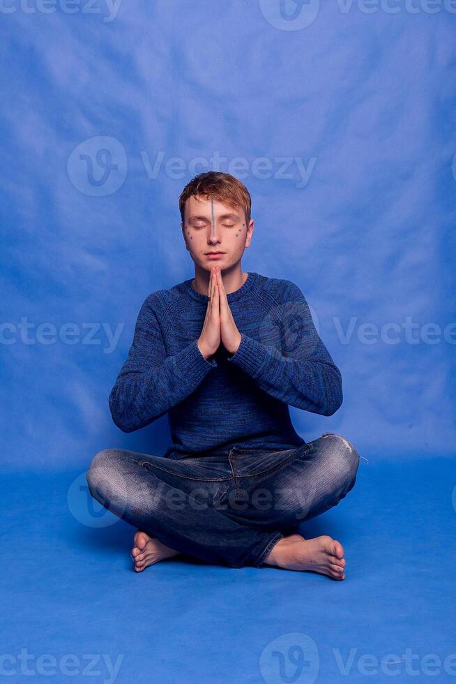 retrato do a adulto bonito à moda pacífico homem dentro uma azul suéter foto