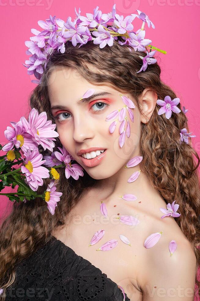 lindo menina com flores dentro dentro cabelo foto
