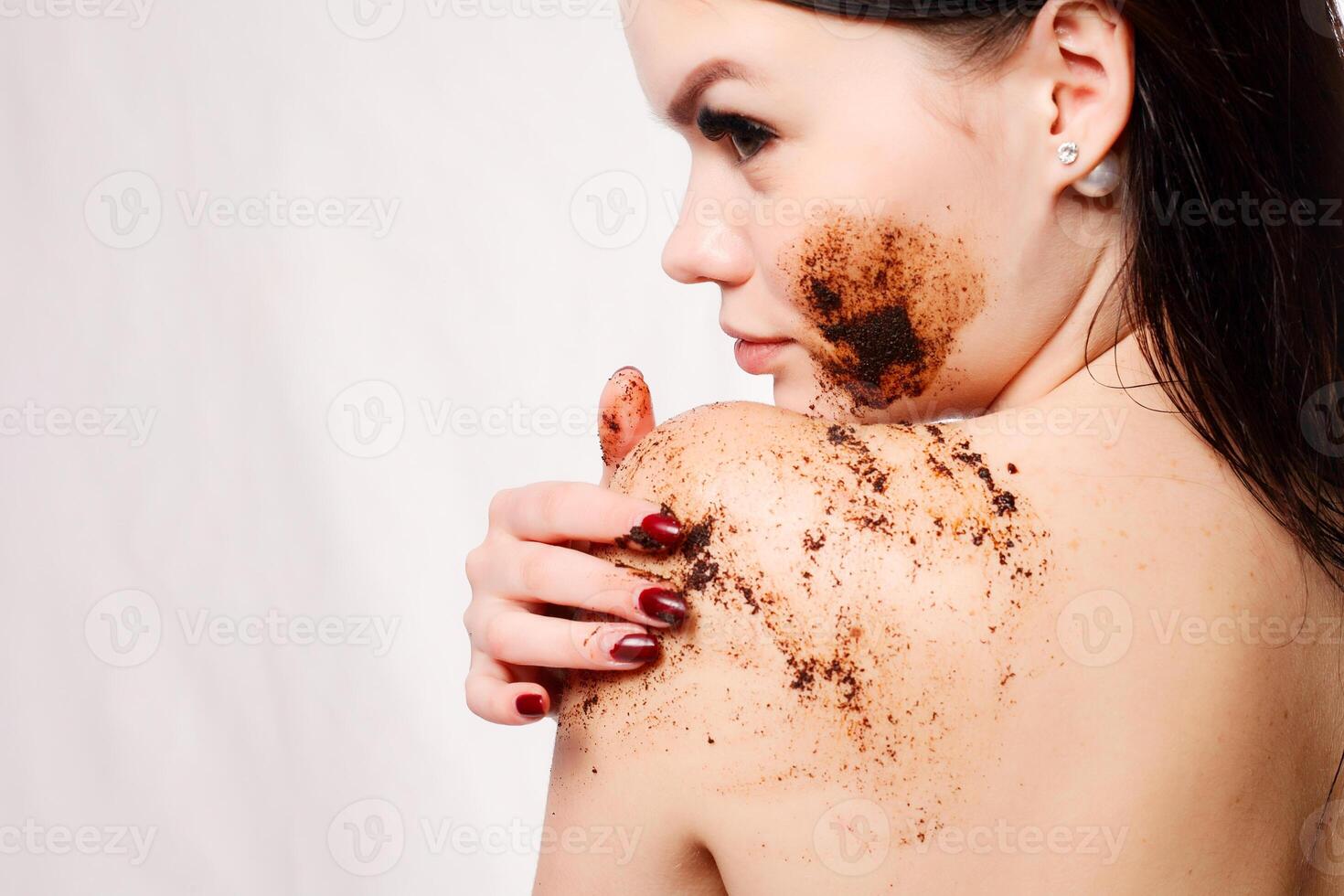 morena mulher limpa a pele do a corpo café esfregar foto