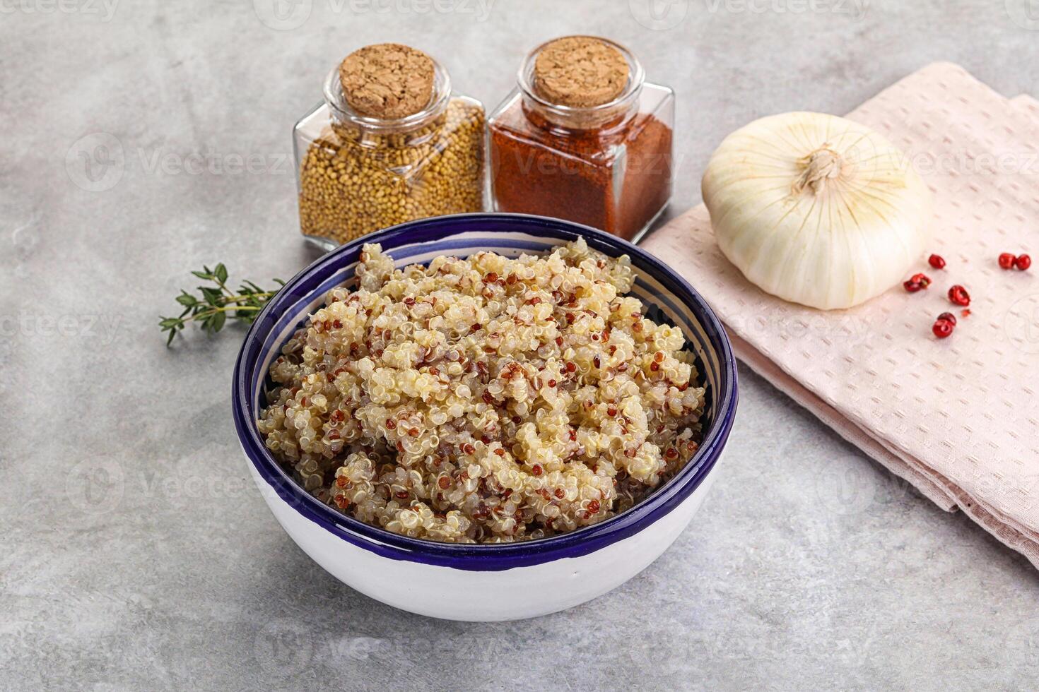 vegano cozinha - fervido Quinoa cereal foto