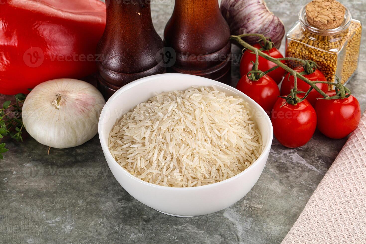 cru delicous basmati arroz amontoar foto