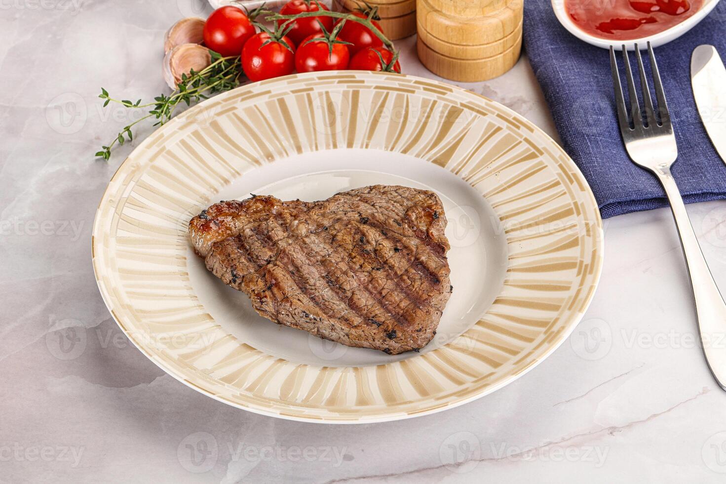 grelhado mármore carne bife com molho foto