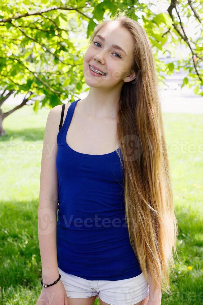 saudável, lindo sorriso, a criança para a dentista.retrato do uma pequeno menina com ortodôntico utensílio . foto